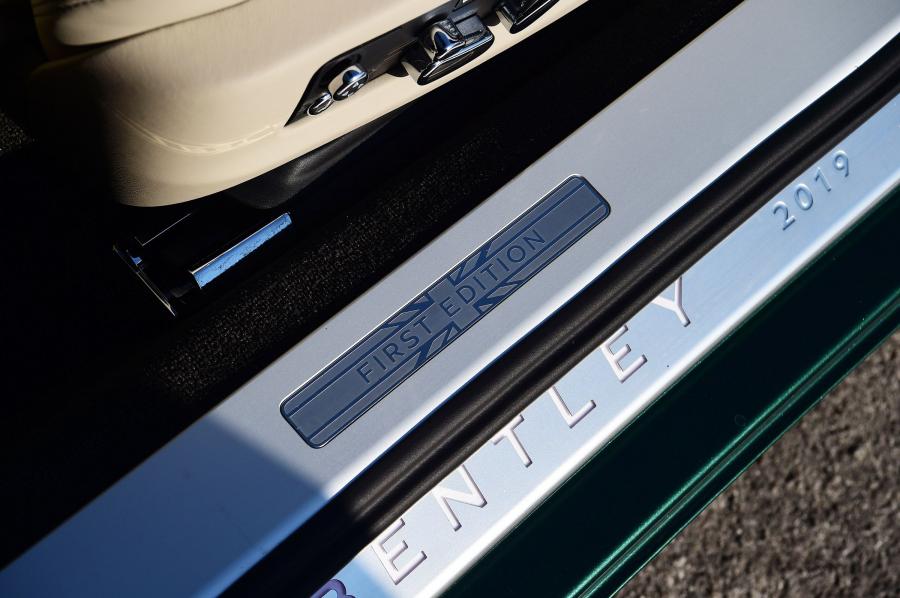 Детали интерьера Bentley Continental GT Convertible First Edition 2019 года  (UK) (фото 3 из 22)